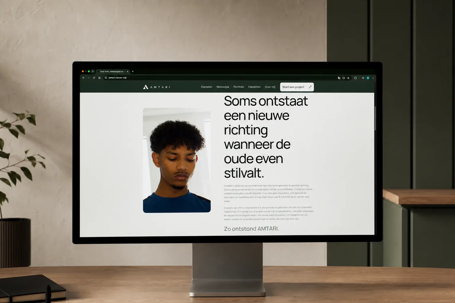 AMTARI-website weergegeven op een professionele werkplek